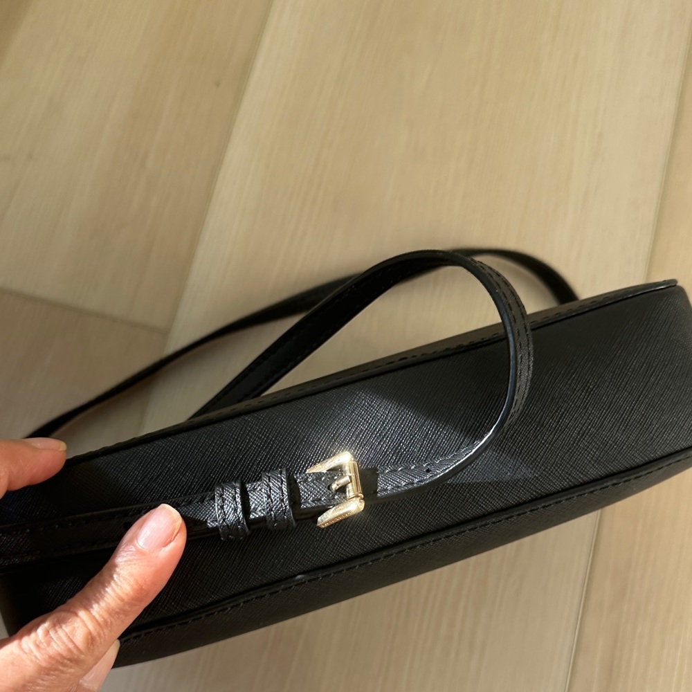 Michael Kors Black Crossbody with Gold Chain in Great Condition! - Picture 4 of 7